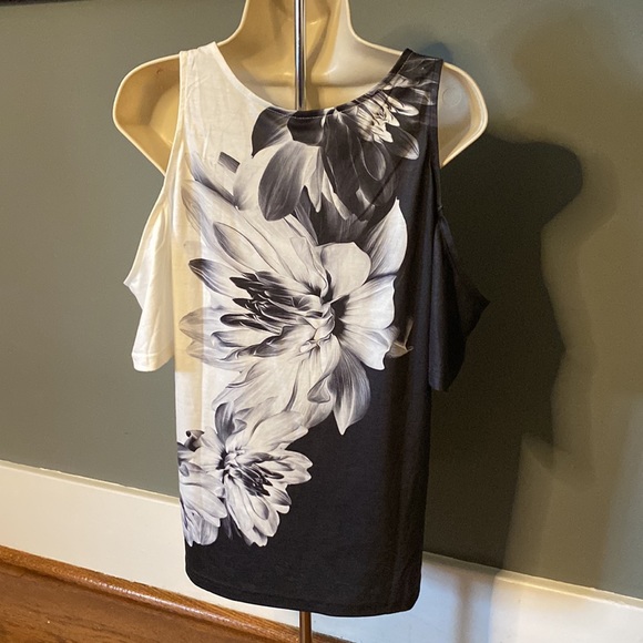 Medium Black & White Floral Pattern Cold Shoulder Short Sleeve Shirt - Picture 2 of 8